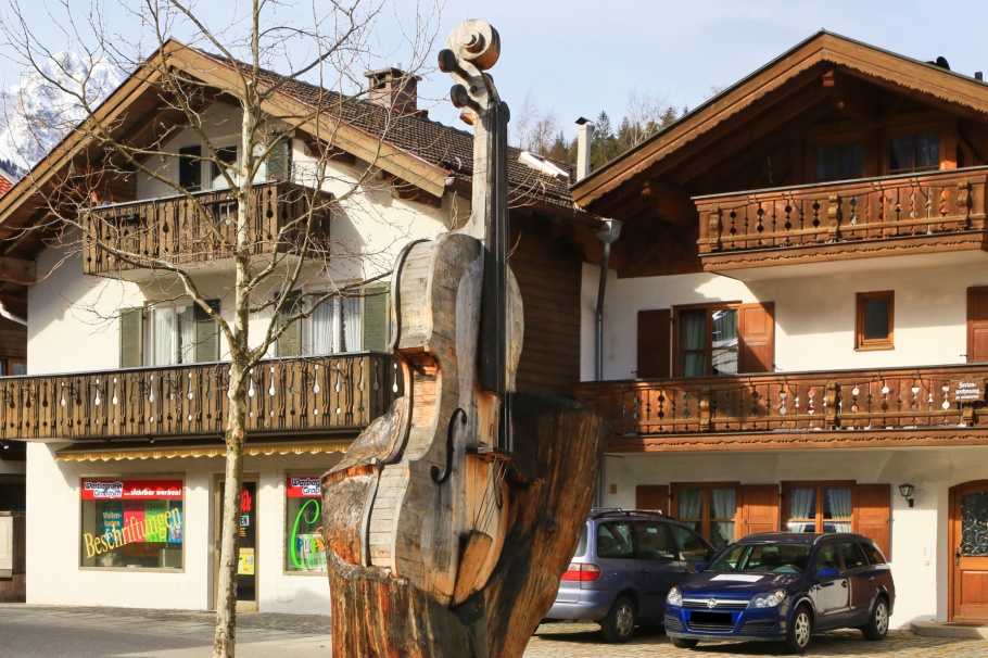 Geigenbaum, violin, sculpture, Im Gries, Mittenwald, Oberbayern, Bayern, Upper Bavaria, Bavaria, Germany, Deutschland, fotoeins.com
