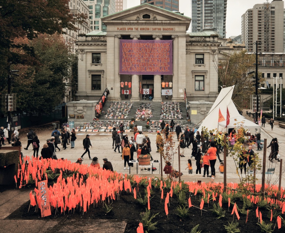 National Day of Truth and Reconciliation, Truth and Reconciliation, First Nations, Indigenous Peoples, Robson Square, šxʷƛ̓ənəq Xwtl’e7énḵ Square, Vancouver Art Gallery North Square, Vancouver, BC, Canada, fotoeins.com